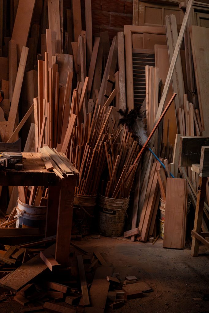 Planches et tasseaux de bois massif dans un atelier de menuiserie